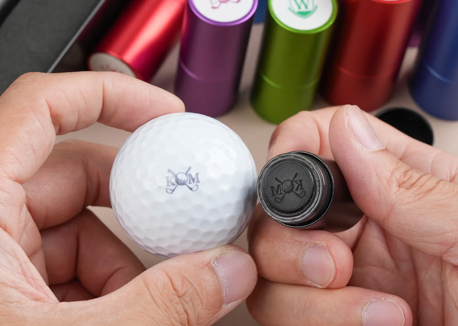 Etsitkö täydellistä lahjaa golfin ystävälle? Personoitu golfpalloleimasin tuo tyyliä viheriölle