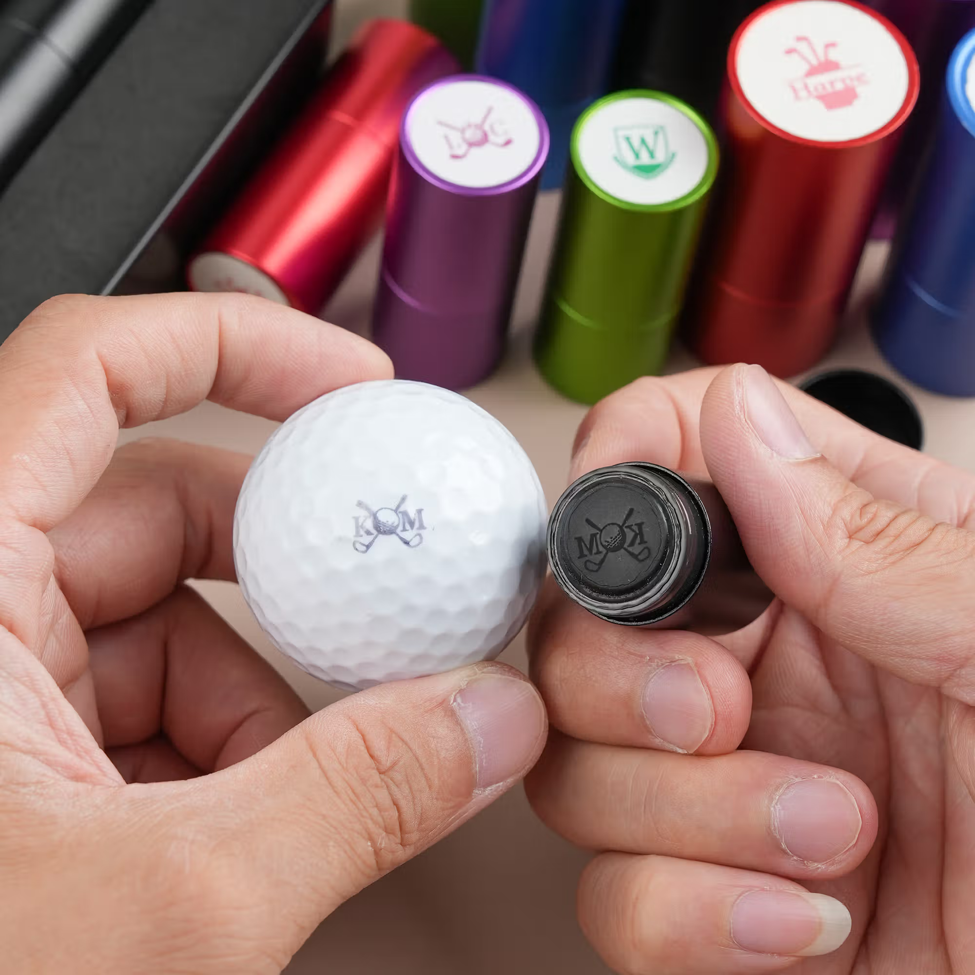 Etsitkö täydellistä lahjaa golfin ystävälle? Personoitu golfpalloleimasin tuo tyyliä viheriölle
