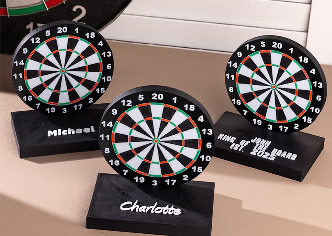 Etsitkö täydellistä lahjaa darts-faniille? Personoitu 3D-tikkateline omalla tekstillä ilahduttaa