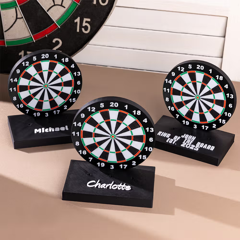 Etsitkö täydellistä lahjaa darts-faniille? Personoitu 3D-tikkateline omalla tekstillä ilahduttaa